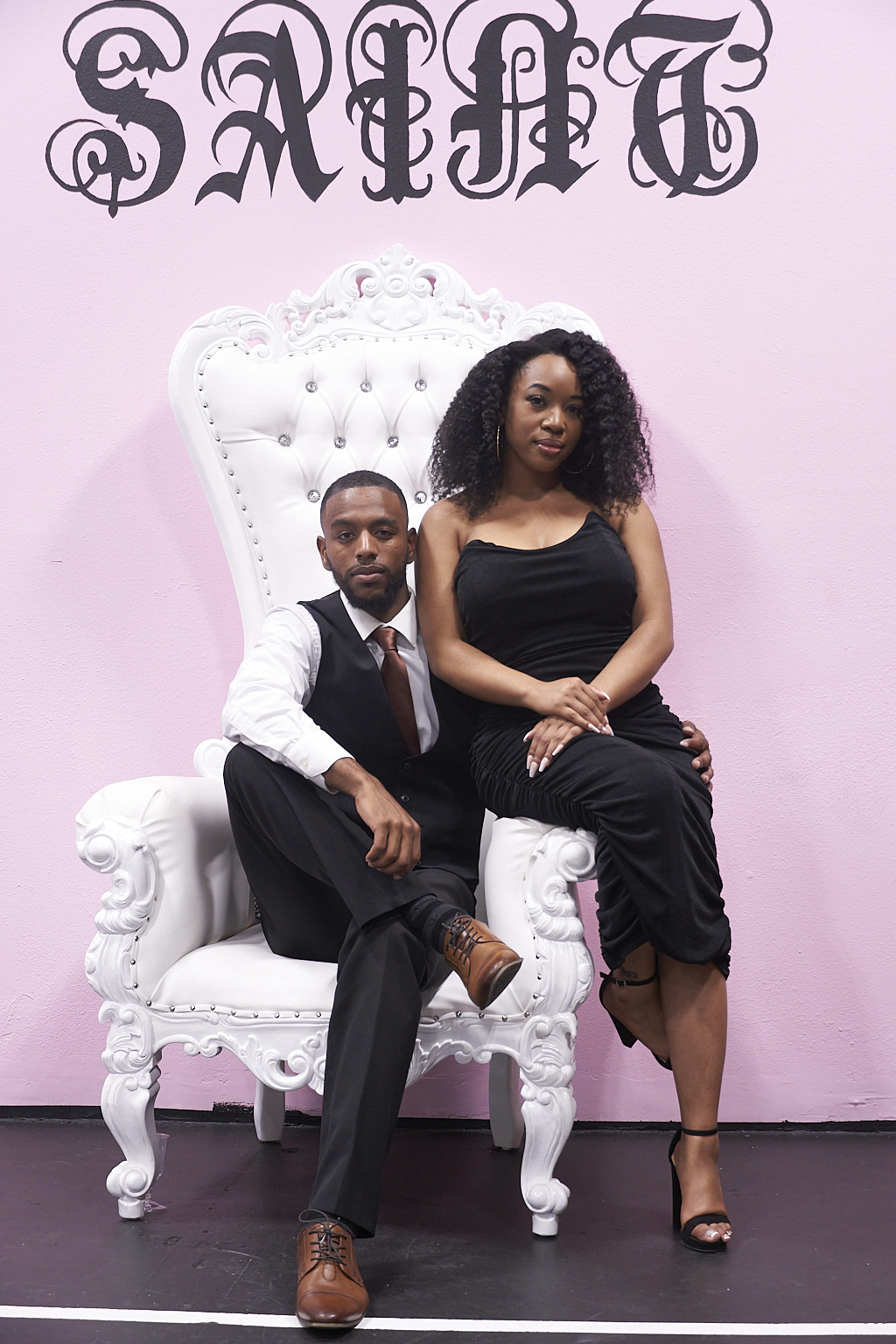 BIW-018 — Couples, throne editorial